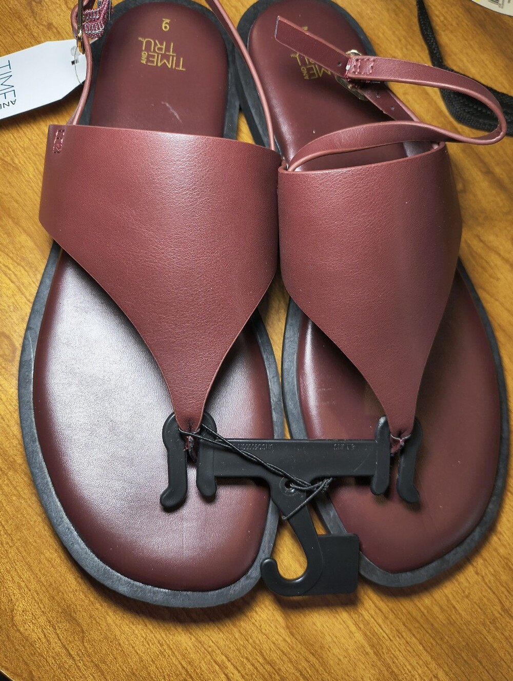 Time and Tru Womens Hooded Faux Leather Thong Sandals NEW